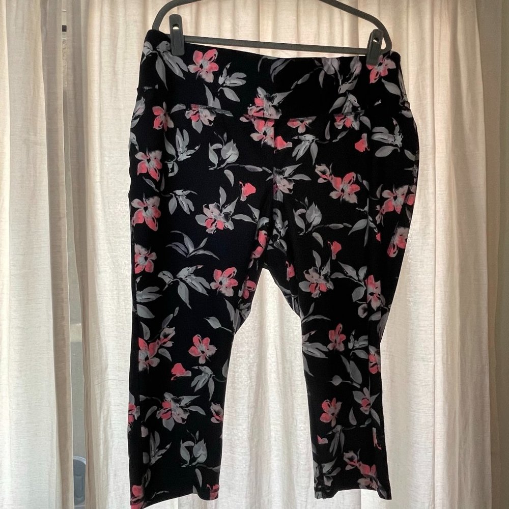 Livi Active Navy Floral Capri Leggings 3x 22 24
